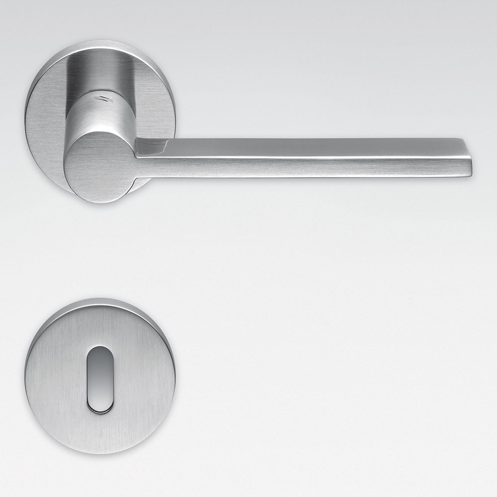 Tool - Manija para puerta de cromo satinado en roseta del arquitecto Michele De Lucchi para Colombo Design