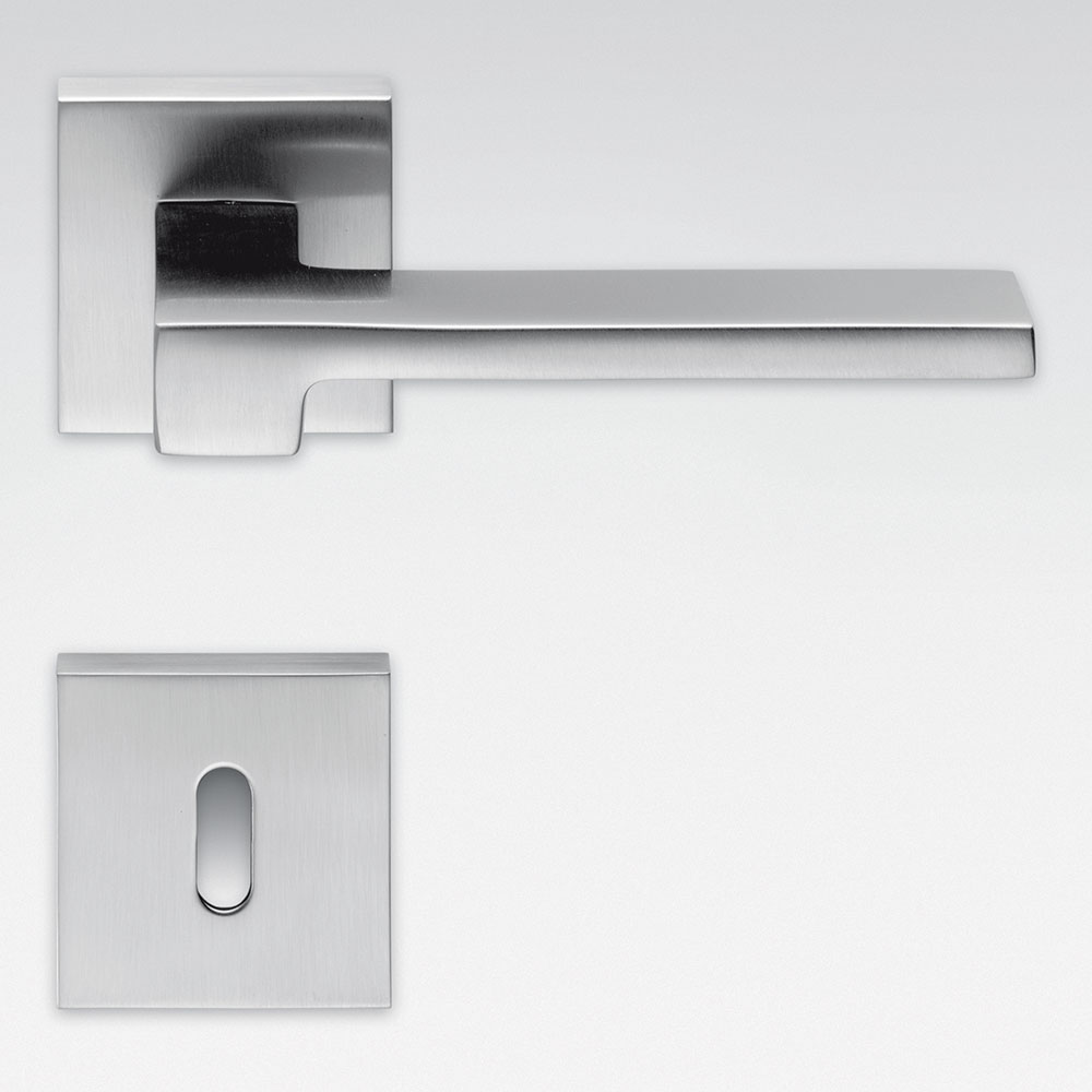 Zelda Satin Chrome Door Handle on Rosette Interior Design Made in Italy by Colombo Design