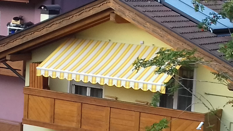 Awning to fall Retractable tempotest from balcony Arms with Dumpster 