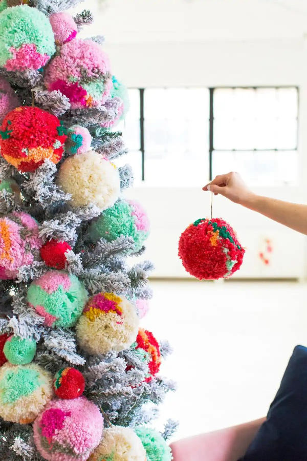 Albero di Natale fai da te fatto di pom-pom