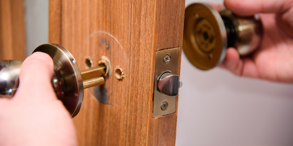 How to install a door handle: simple instructions