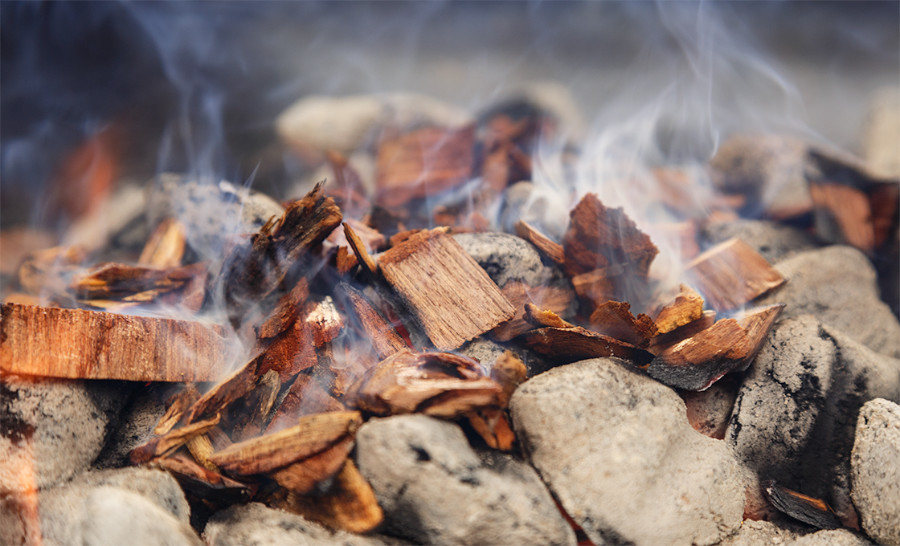 aromatiser viandes et légumes sur un gril au bois de charme du Trentin