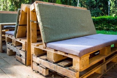 Divano pallet: costruire un divanetto con bancali