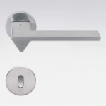 Ama Cromo Satinato Maniglia per Porta su Rosetta di Architettura Designer Andrea Maffei per Colombo Design
