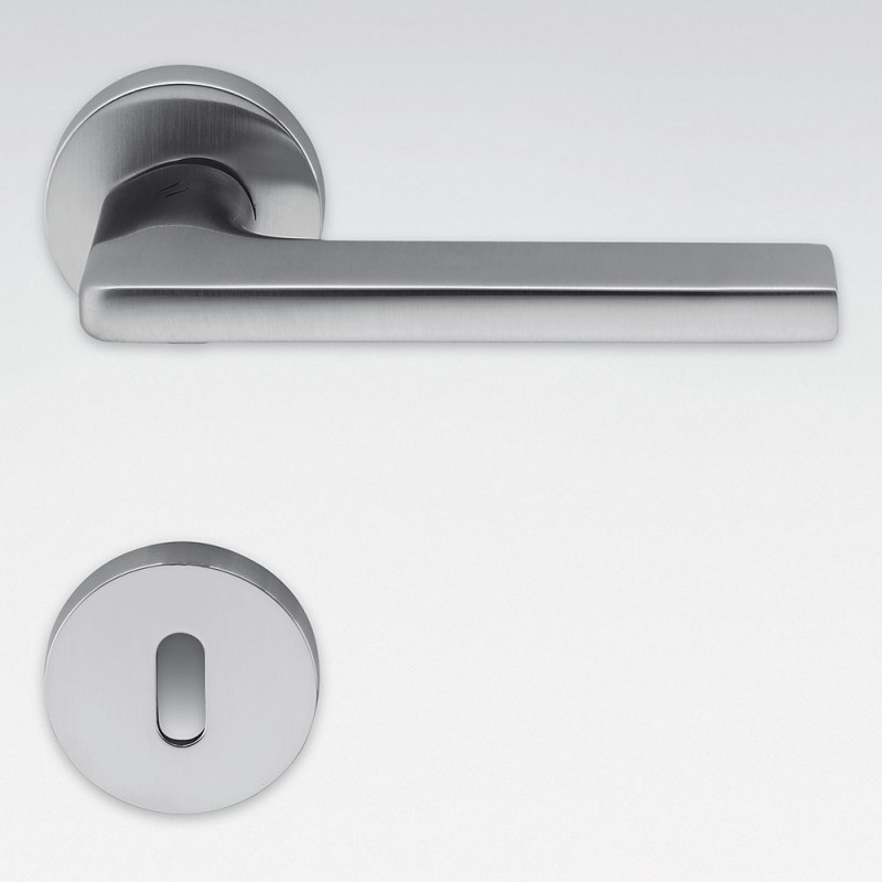 Gira Cromo Satinato Maniglia per Porta su Rosetta del Designer Jasper Morrison per Colombo Design