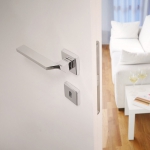 Giro Zincral Cromo Lucido Maniglia per Porta su Rosetta per Architettura di Interni Linea Calì Design