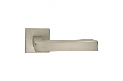 Hammer Serie Fashion forme Maniglia per Porta su Rosetta Quadrata Frosio Bortolo Stile Minimalista