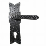 Maniglia Medievale in Ferro Battuto per Porte su Placca 2004 Lorenz Ferart