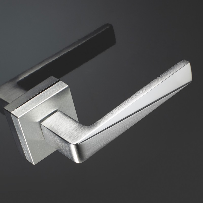 Prisma Serie Fashion forme Maniglia per Porta su Rosetta Quadrata Frosio Bortolo Con Taglio Particolare